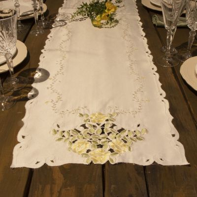 Table Runner Vineyard Yellow Rose